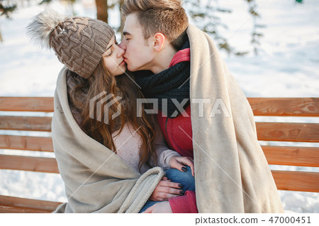 Young couple 47000451