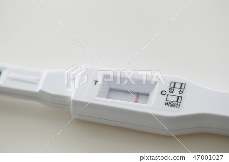 Pregnancy test white background 47001027