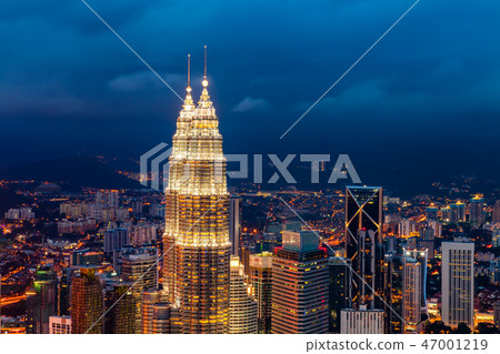 The Petronas Towers, twin skyscrapers in Kuala Lumpur, Malaysia. 47001219