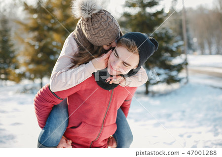 Young couple 47001288