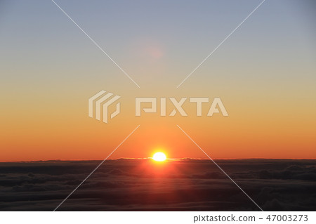 早晨的太陽從莫納克亞山頂和雲海昇起 47003273