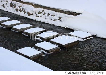 Snow cover and crest river. (Sapporo city, Hokkaido) 47004741