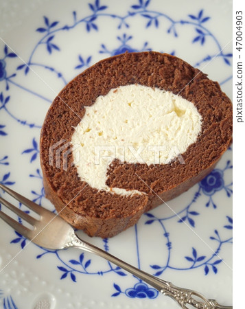 Cocoa roll cake 1 piece (high angle) 47004903