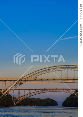 Sunset on the Saikai Bridge and the Shinseikai Bridge [Sasebo City, Saikai City, Nagasaki Prefecture] 47005146