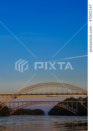 西海大橋和新世界大橋的日落[長崎縣西海市佐世保市] 47005147