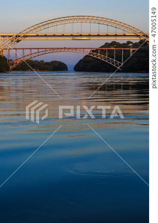 西海大橋和新世界大橋的日落[長崎縣西海市佐世保市] 47005149