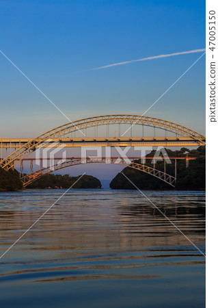 Sunset on the Saikai Bridge and the Shinseikai Bridge [Sasebo City, Saikai City, Nagasaki Prefecture] 47005150