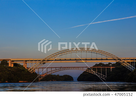 Sunset on the Saikai Bridge and the Shinseikai Bridge [Sasebo City, Saikai City, Nagasaki Prefecture] 47005152