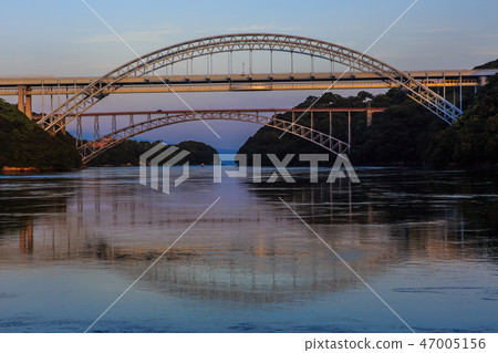 西海大橋和新世界大橋的日落[長崎縣西海市佐世保市] 47005156