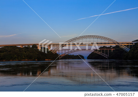 西海大橋和新世界大橋的日落[長崎縣西海市佐世保市] 47005157