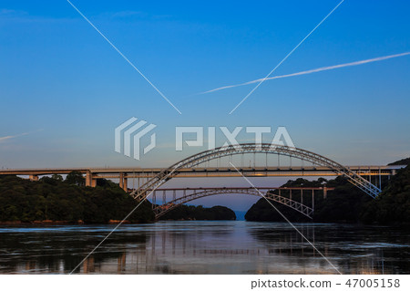 西海大橋和新世界大橋的日落[長崎縣西海市佐世保市] 47005158