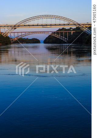 西海大橋和新世界大橋的日落[長崎縣西海市佐世保市] 47005160