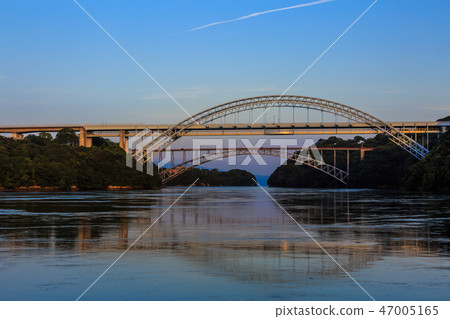 Sunset on the Saikai Bridge and the Shinseikai Bridge [Sasebo City, Saikai City, Nagasaki Prefecture] 47005165