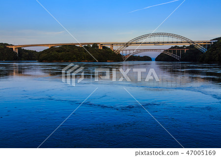 Sunset on the Saikai Bridge and the Shinseikai Bridge [Sasebo City, Saikai City, Nagasaki Prefecture] 47005169