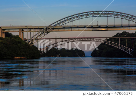 西海大橋和新世界大橋的日落[長崎縣西海市佐世保市] 47005175