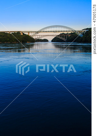 Sunset on the Saikai Bridge and the Shinseikai Bridge [Sasebo City, Saikai City, Nagasaki Prefecture] 47005178