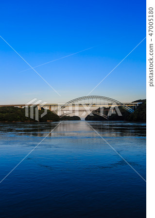 Sunset on the Saikai Bridge and the Shinseikai Bridge [Sasebo City, Saikai City, Nagasaki Prefecture] 47005180