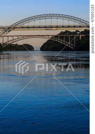 西海大橋和新世界大橋的日落[長崎縣西海市佐世保市] 47005183