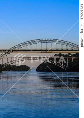 Sunset on the Saikai Bridge and the Shinseikai Bridge [Sasebo City, Saikai City, Nagasaki Prefecture] 47005184