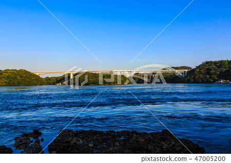 Sunset on the Saikai Bridge and the Shinseikai Bridge [Sasebo City, Saikai City, Nagasaki Prefecture] 47005200