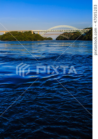 Sunset on the Saikai Bridge and the Shinseikai Bridge [Sasebo City, Saikai City, Nagasaki Prefecture] 47005203