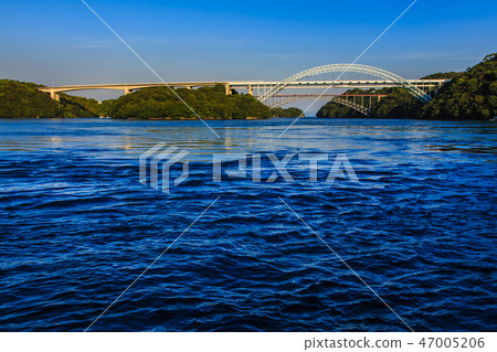 Sunset on the Saikai Bridge and the Shinseikai Bridge [Sasebo City, Saikai City, Nagasaki Prefecture] 47005206