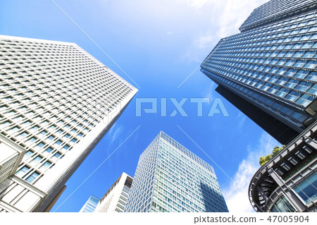 Landscape of the office town looking up at a skyscraper 47005904
