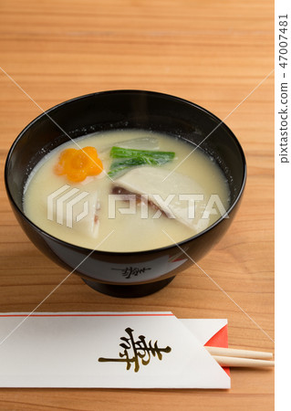 用筷子和筷子炒白味噌湯 用筷子和筷子炒白味噌湯 47007481