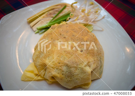 Thai food Omelet with shrimps with egg wrapped in eggs Pad Thai Kung 47008033