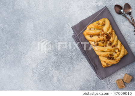 Puff pastry with peanuts and caramel filling Puff pastry with peanuts and caramel filling 47009010