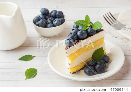 Cake of a souffle with glaze and fresh blueberries Cake of a souffle with glaze and fresh blueberries 47009344