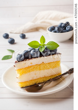 Cake of a souffle with glaze and fresh blueberries Cake of a souffle with glaze and fresh blueberries 47009346