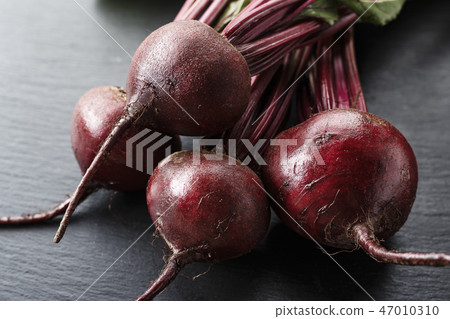 harvest young beets 47010310