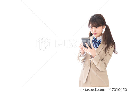 穿制服的學生使用智能手機 47010450
