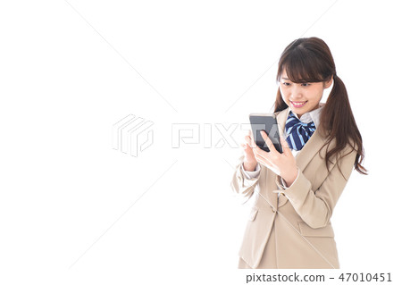 穿制服的學生使用智能手機 穿制服的學生使用智能手機 47010451