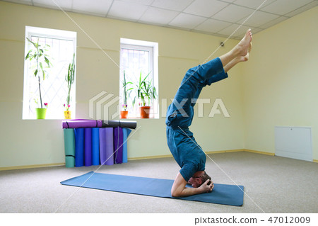 Young man of American appearance sits on longitudinal twine 47012009