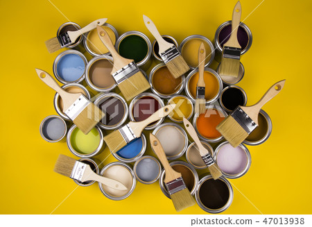 Tin cans with paint, brushes and bright palette  47013938