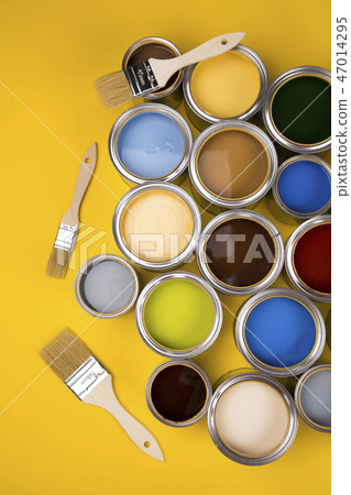 Tin cans with paint, brushes and bright palette  47014295