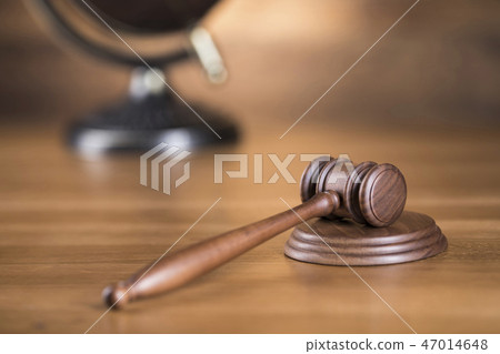 Globe, Law theme, mallet of judge, wooden gavel Globe, Law theme, mallet of judge, wooden gavel 47014648