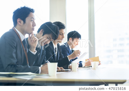4名男性員工參加研討會企業形象 4名男性員工參加研討會企業形象 47015816