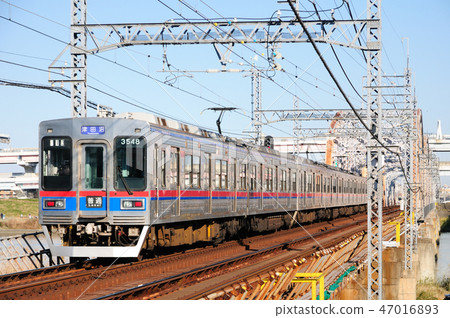 橫跨荒川大橋的京成火車 橫跨荒川大橋的京成火車 47016893