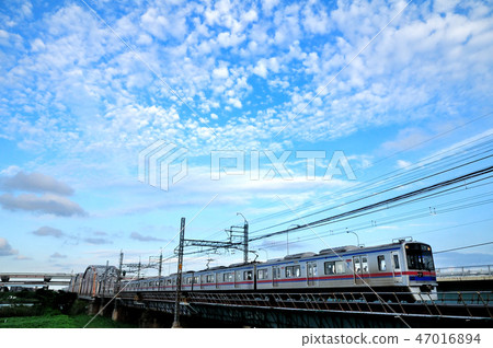 京成火車橫跨荒川大橋與雲 47016894
