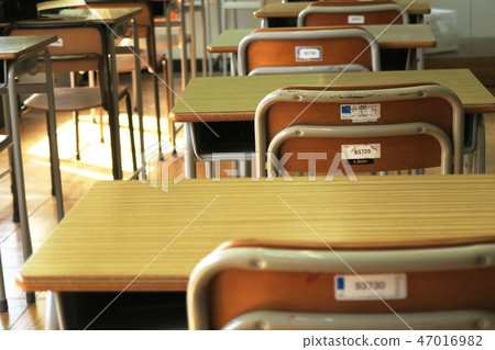 學校教室裡的課桌椅 學校教室裡的課桌椅 47016982