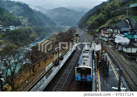 Dojo Line ordinary train (Kiha 54) that departs from Daihokan Station 47017124