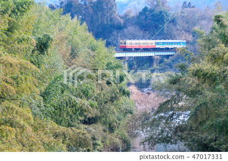 在Kobuchi河的鐵橋上的懷舊Kururisen鐵路列車 47017331