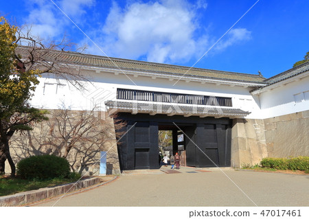 [大阪府]晴天下的大阪城塔門塔 47017461