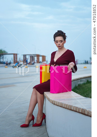 Girl holding shopping bags Girl holding shopping bags 47018852