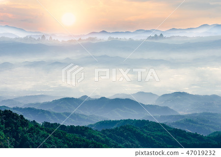 Beautiful foggy winter sunrise in mountains 47019232
