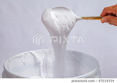 white ink dripping from spoon 47019334