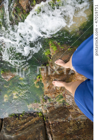 human legs stand on rock   47019751